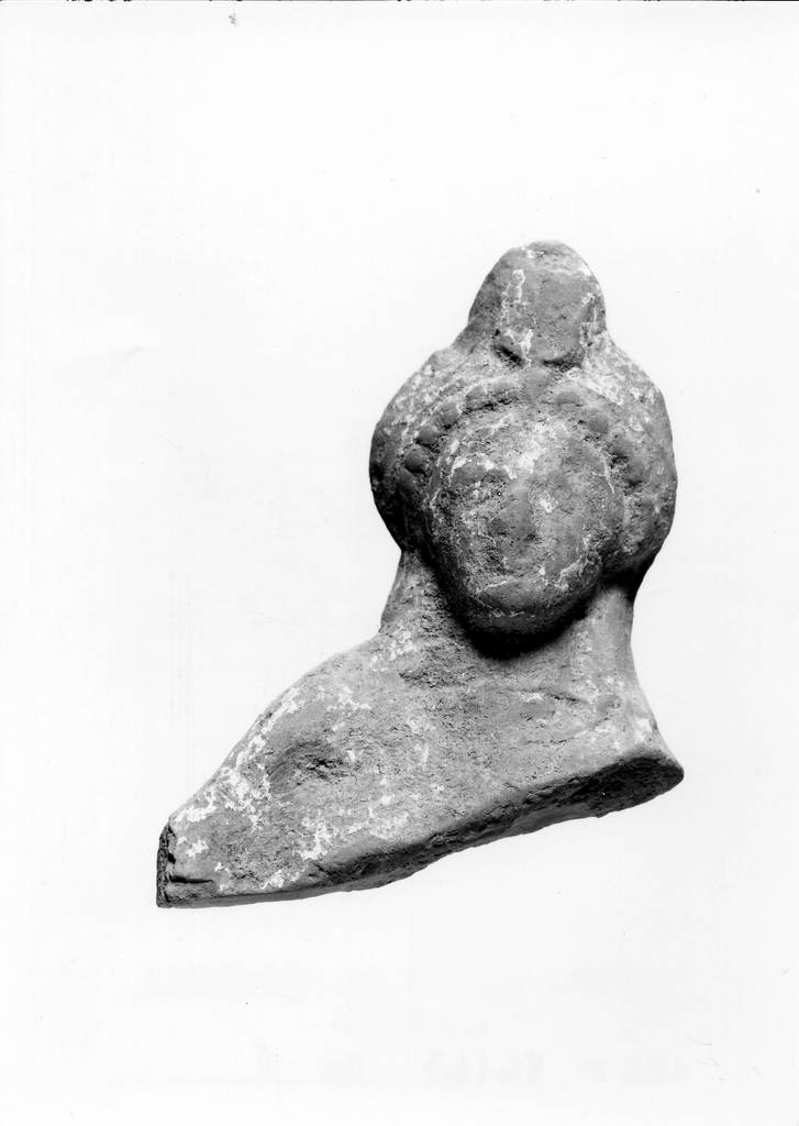 figura maschile recumbente (terracotta figurata) - officina tarantina (fine/ inizio secc. VI a.C. - V a.C)