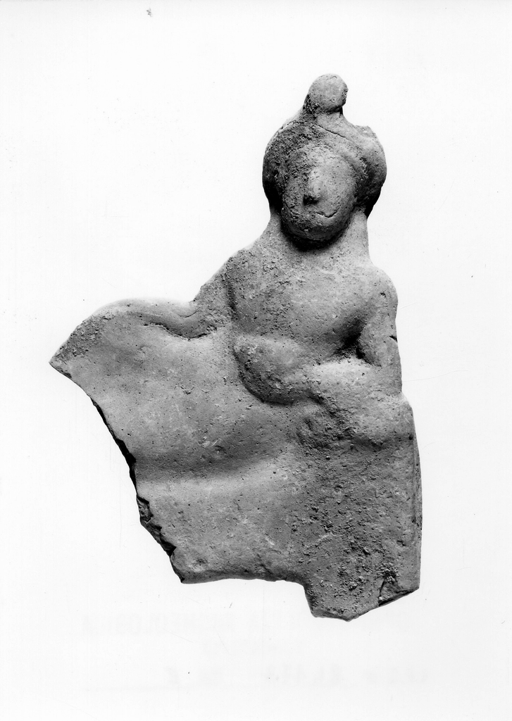 figura maschile recumbente su kline (terracotta figurata) - officina tarantina (secc. V Ia.C.- V a.C)