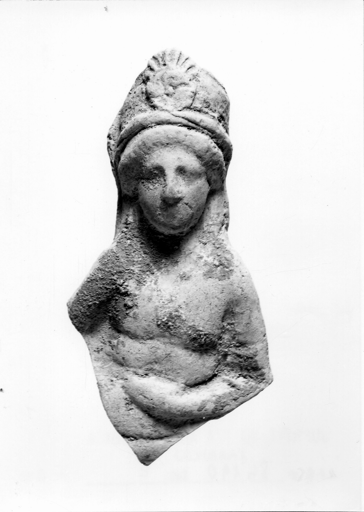 figura maschile recumbente (terracotta figurata) - officina tarantina (inizio sec. IV a.C)