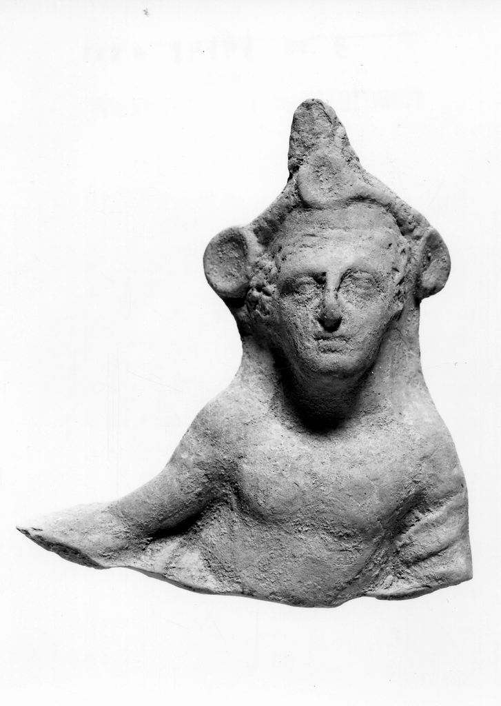 figura maschile recumbente (terracotta figurata) - officina tarantina (sec. V a.C)
