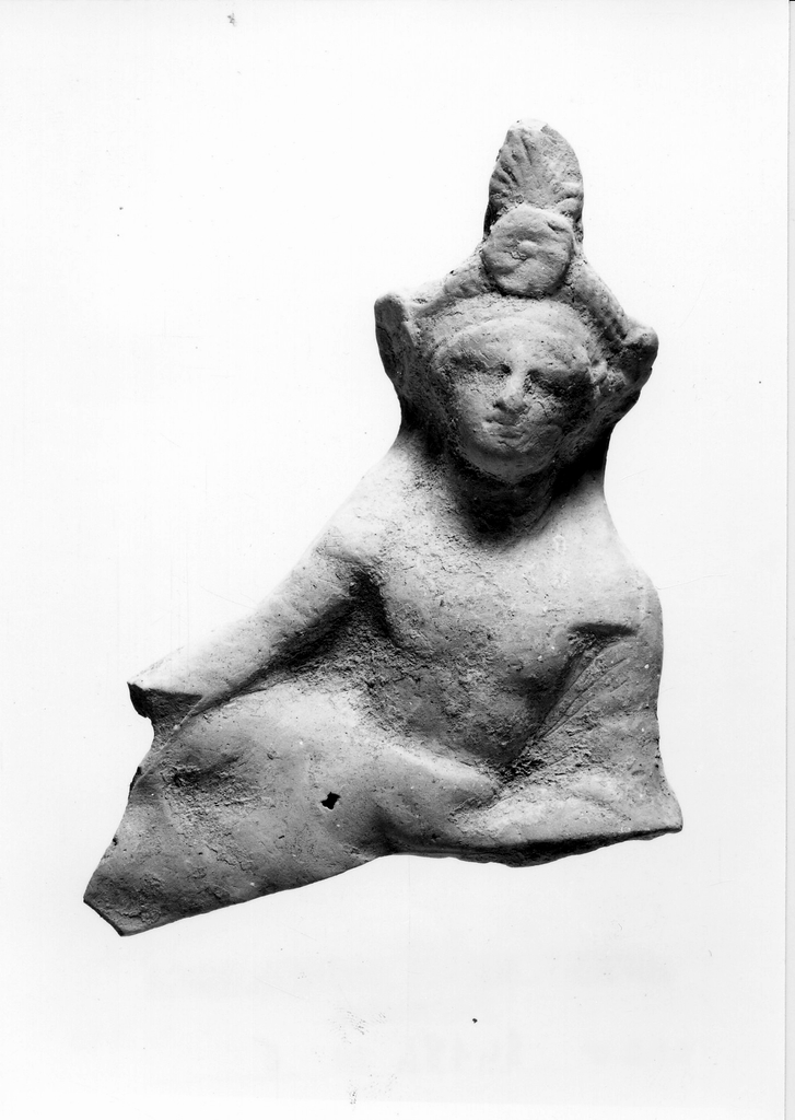 figura maschile recumbente (terracotta figurata) - officina tarantina (inizio sec. IV a.C)