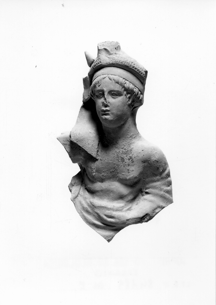 figura maschile recumbente (terracotta figurata) - officina tarantina (seconda metà sec. IV a.C)