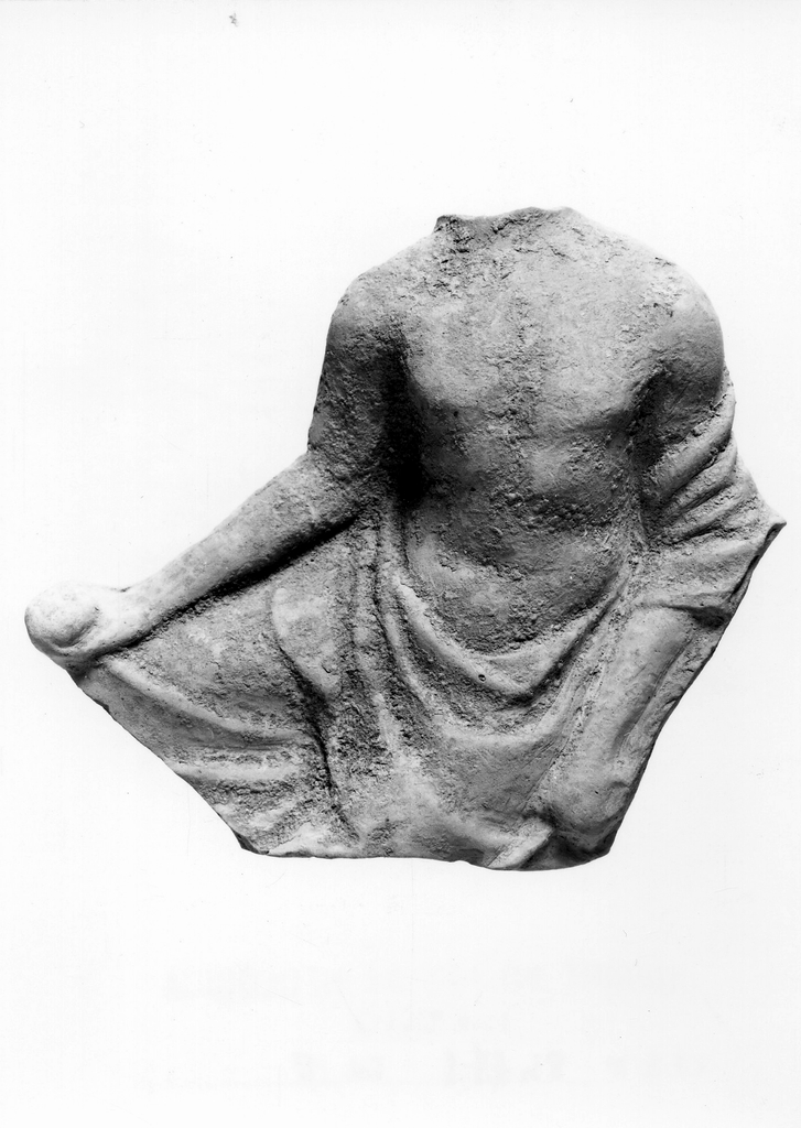 figura maschile recumbente (terracotta figurata) - officina tarantina (fine sec. IV a.C)