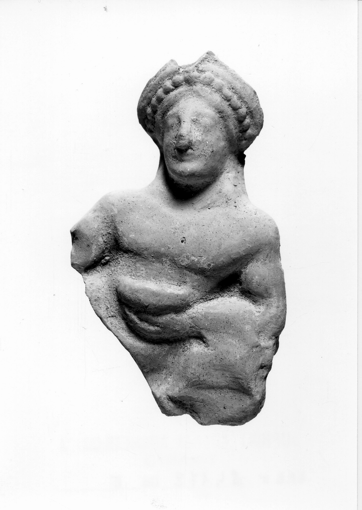 figura maschile recumbente su kline (terracotta figurata) - officina tarantina (inizio sec. V a.C)