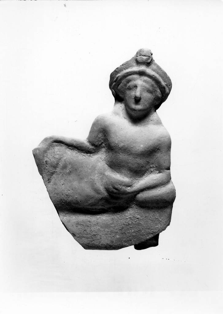 figura maschile recumbente su kline (terracotta figurata) - officina tarantina (sec. V a.C)