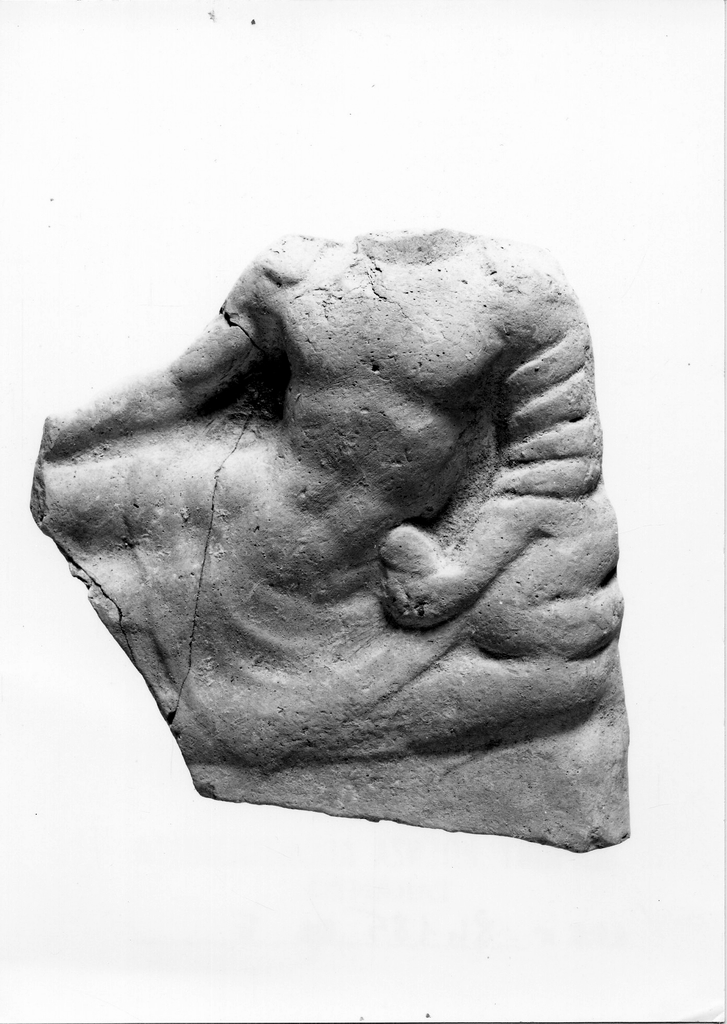 figura maschile recumbente su kline (terracotta figurata) - officina tarantina (inizio sec. IV a.C)