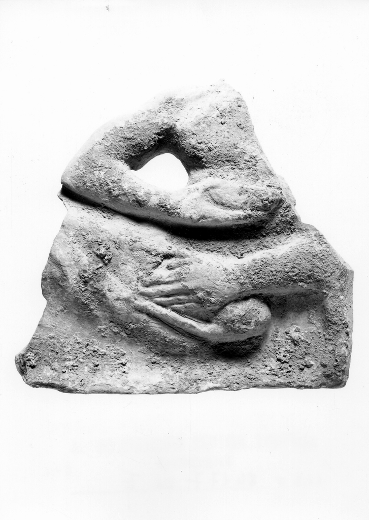 figura maschile recumbente su kline (terracotta figurata) - officina tarantina (sec. VI a.C)