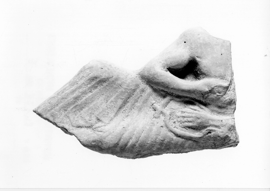 figura maschile recumbente (terracotta figurata) - officina tarantina (sec. VI a.C)