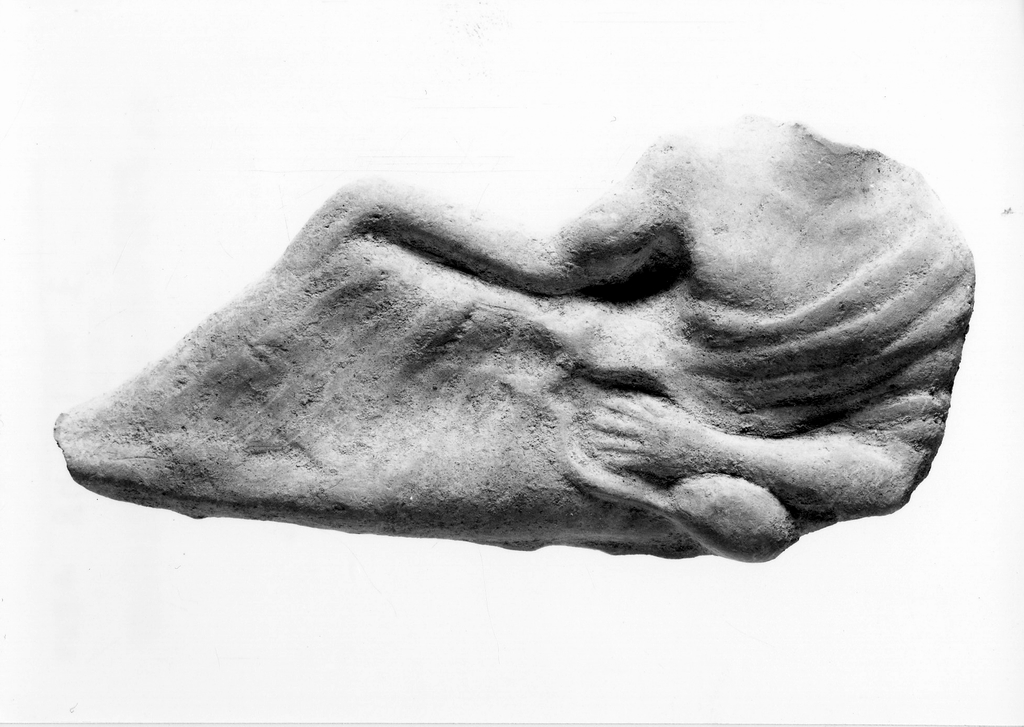 figura maschile recumbente (terracotta figurata) - officina tarantina (fine sec. VI a.C)