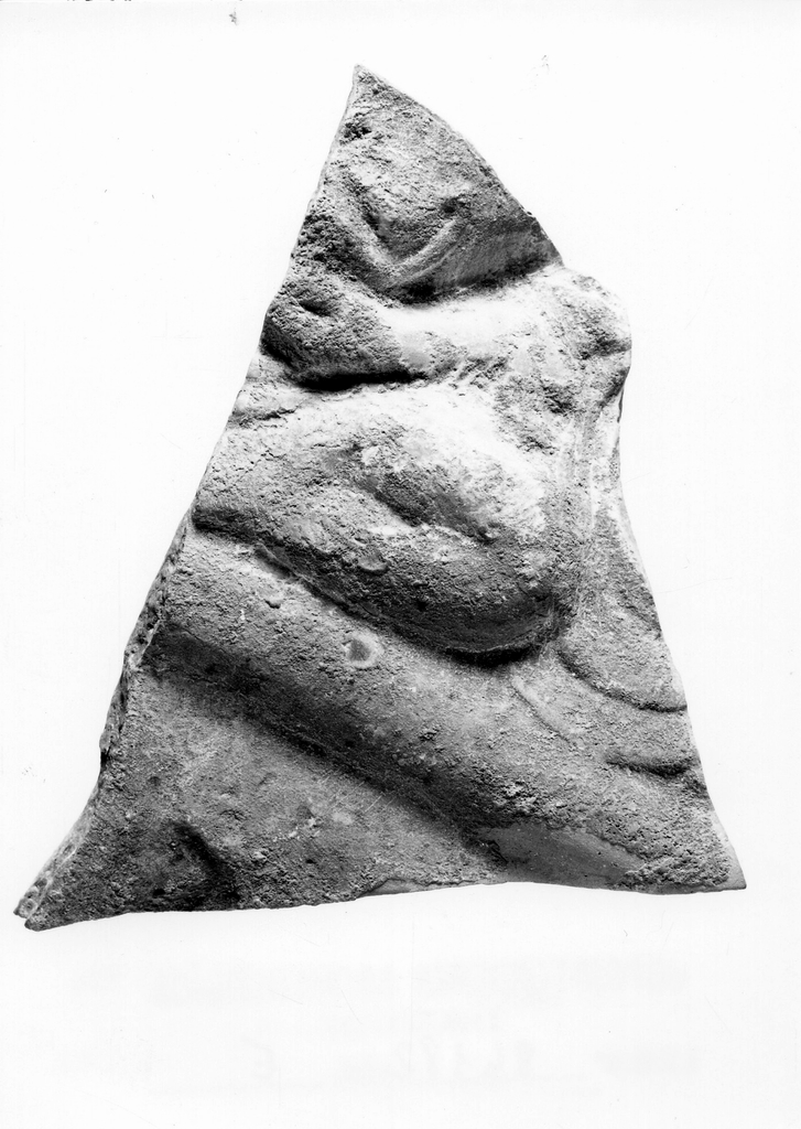figura maschile recumbente su kline (terracotta figurata) - officina tarantina (sec. IV a.C)