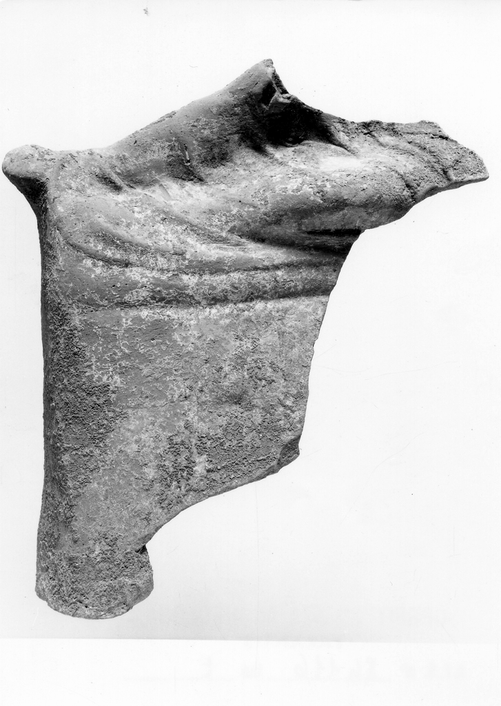 figura maschile recumbente su kline (terracotta figurata) - officina tarantina (sec. IV a.C)