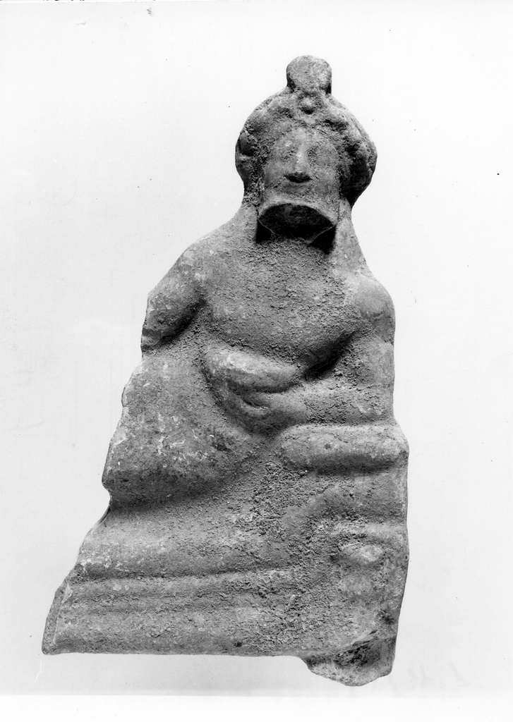 figura maschile barbata recumbente su kline (terracotta figurata) - officina tarantina (fine/ inizio secc. VI a.C. - V a.C)