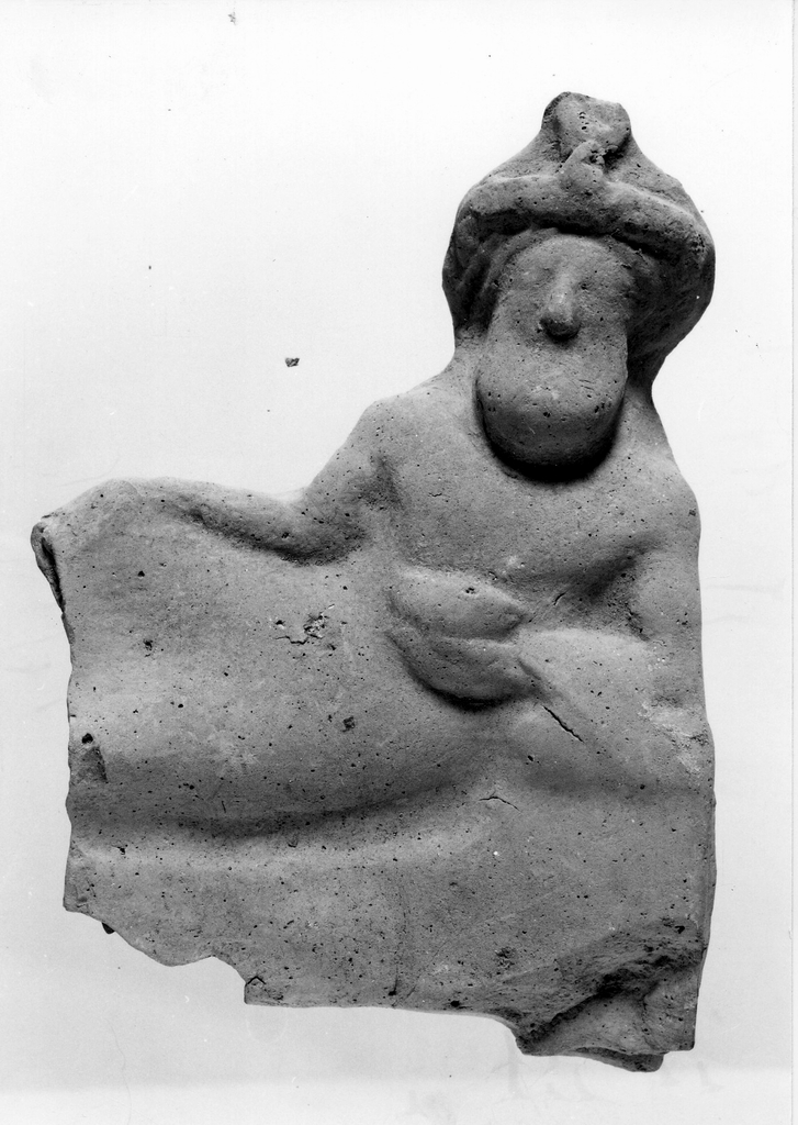 figura maschile barbata recumbente su kline (terracotta figurata) - officina tarantina (fine/ inizio secc. VI a.C. - V a.C)