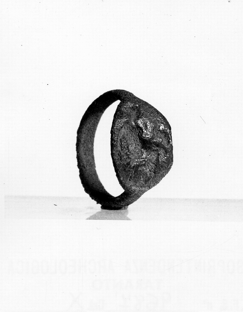 figura muliebre (anello digitale) - produzione tarantina (metà sec. IV a.C)