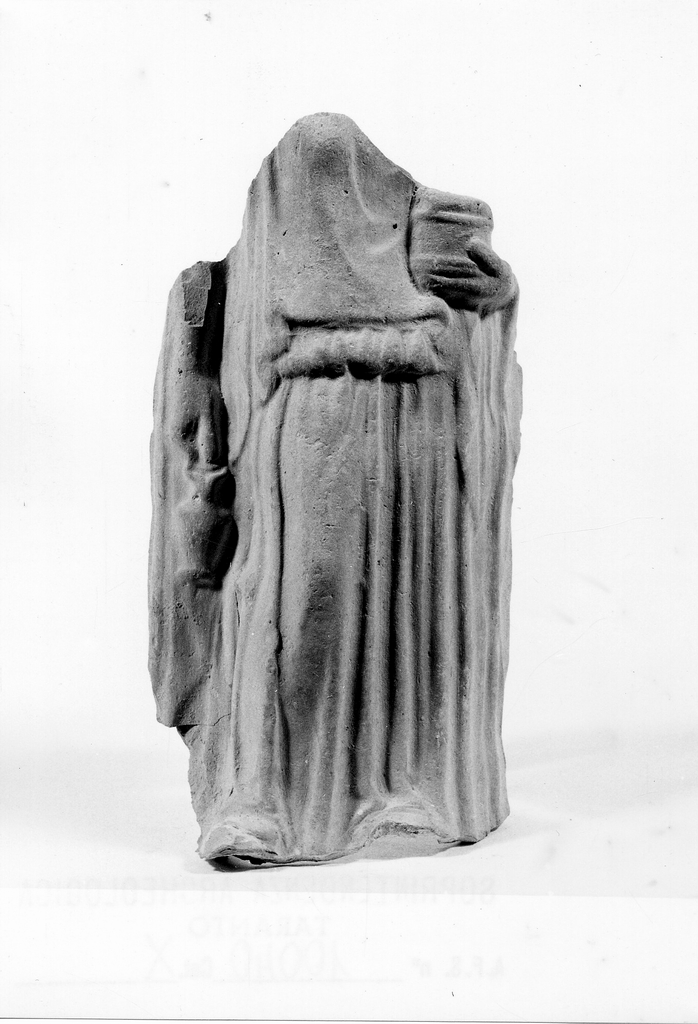 offerente del culto di Persefone-Kore (terracotta figurata) - fabbrica tarantina (metà sec. V a.C)