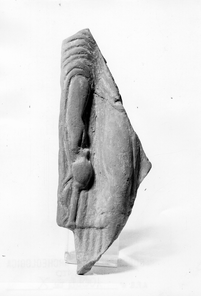 offerente del culto di Persefone-Kore (terracotta figurata) - fabbrica tarantina (sec. V a.C)