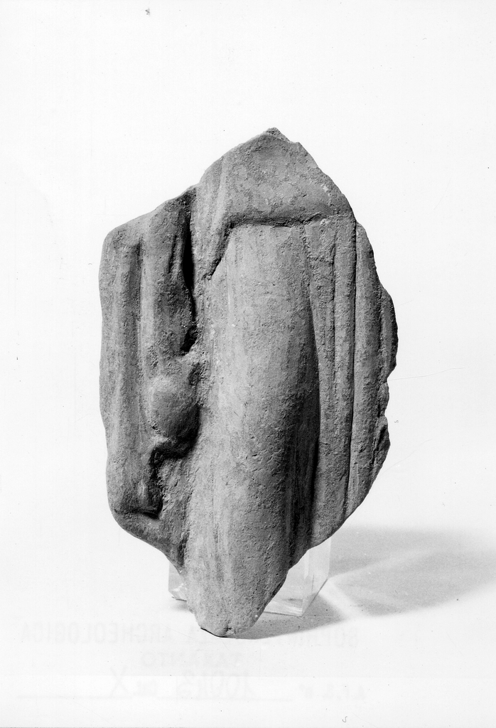 offerente del culto di Persefone-Kore (terracotta figurata) - fabbrica tarantina (fine sec. V a.C)