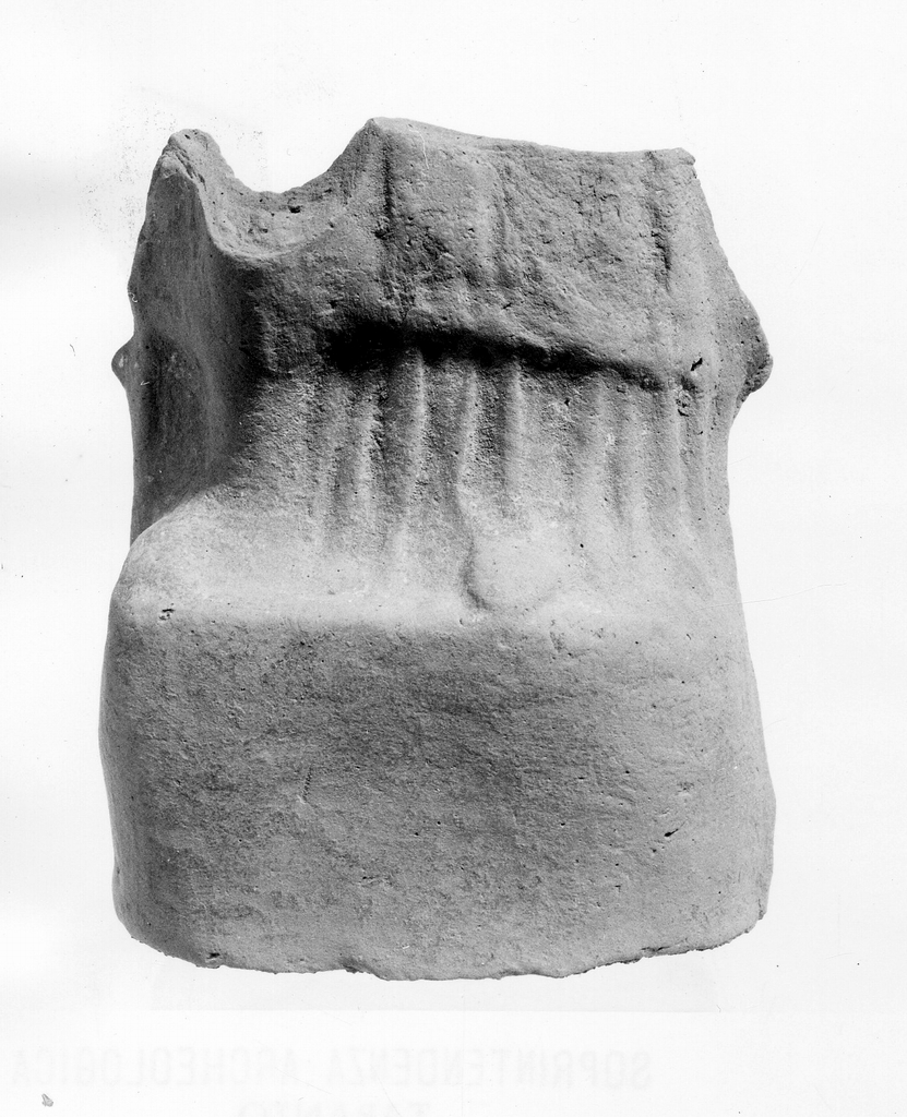 offerente del culto di Persefone-Kore (terracotta figurata) - fabbrica tarantina (inizio sec. IV a.C)