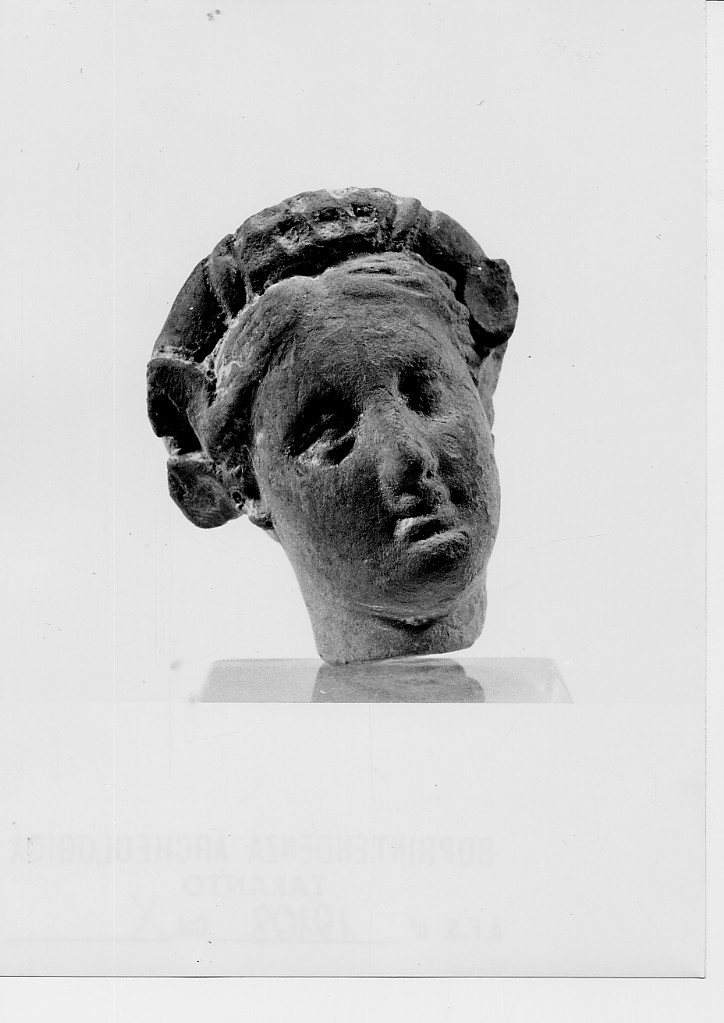 figura femminile (terracotta figurata) - fabbrica tarantina (secc. III a.C. - II a.C)
