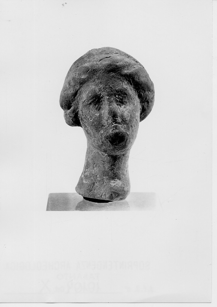 figura femminile (terracotta figurata) - fabbrica tarantina (secc. III a.C. - II a.C)