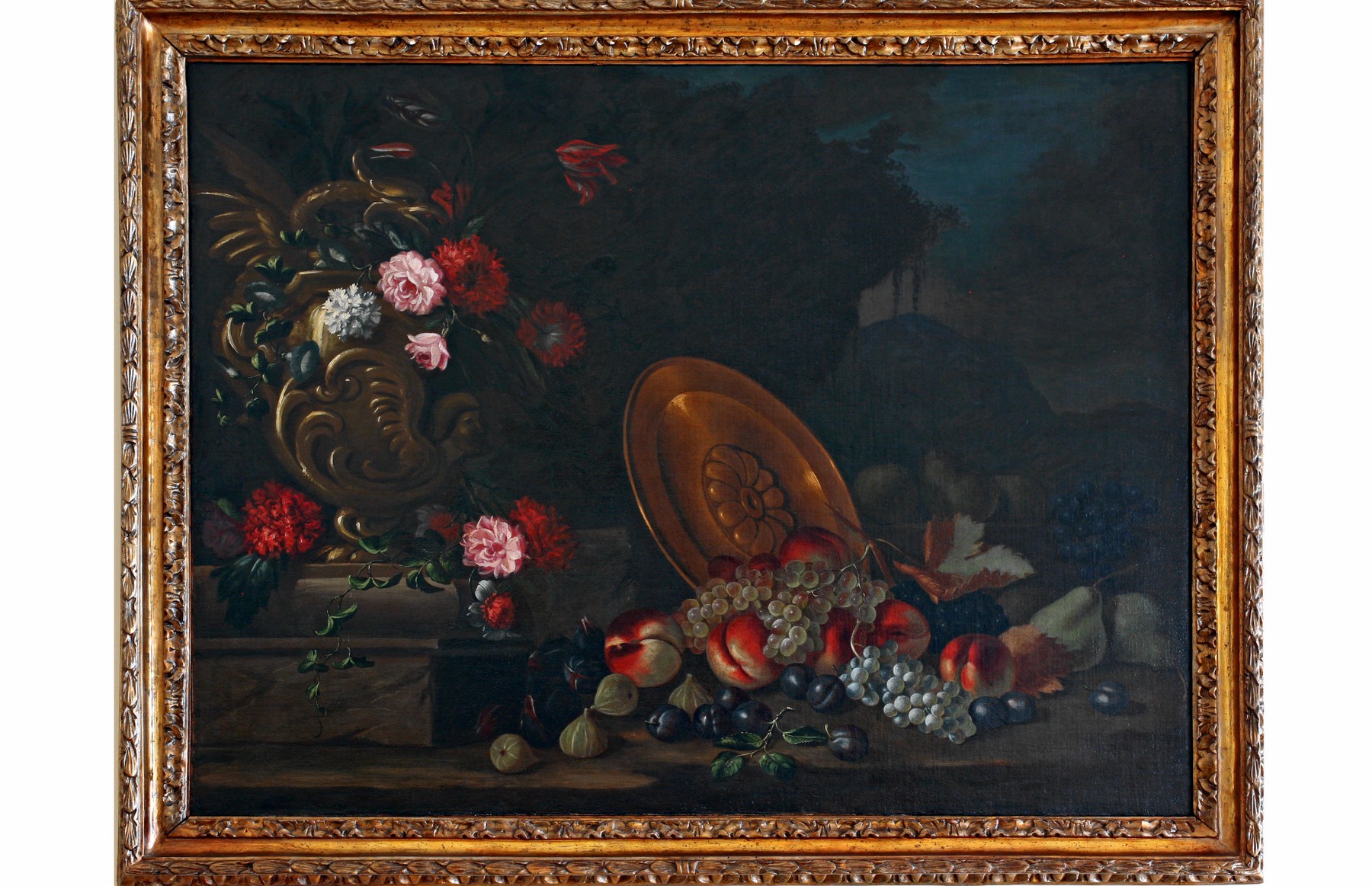 Natura morta con fiori e frutta e grande piatto in rame, natura morta (dipinto) - ambito napoletano (inizio sec. XVIII)