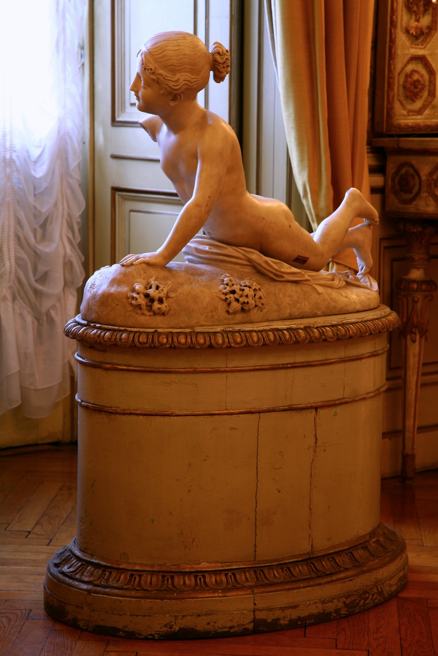 Fanciulla distesa su un cuscino ornato di fiori, statua femminile (scultura) di Pompeo Marchesi (attribuito) (XIX secolo)