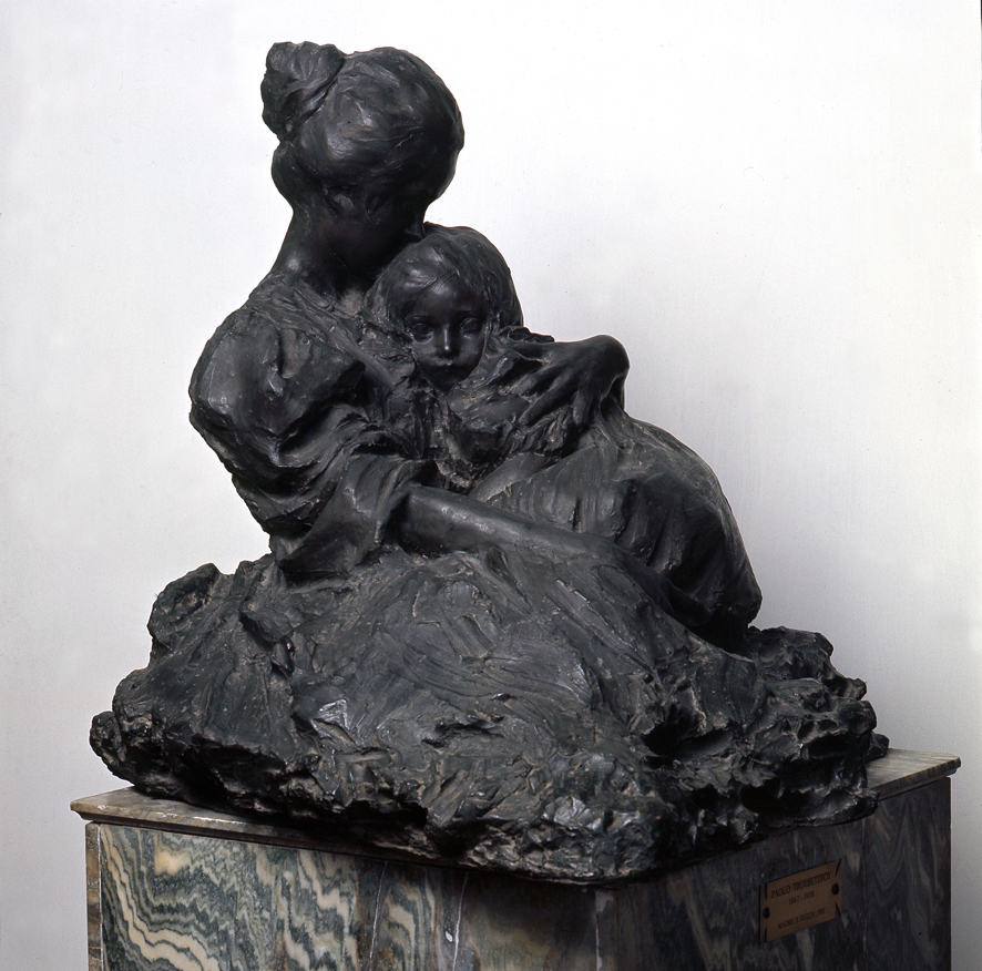 Madre e figlia / Gruppo dal vero / Maternità / Abbraccio materno, Donna e bimba (scultura, opera isolata) di Troubetzkoy Paolo (sec. XX)