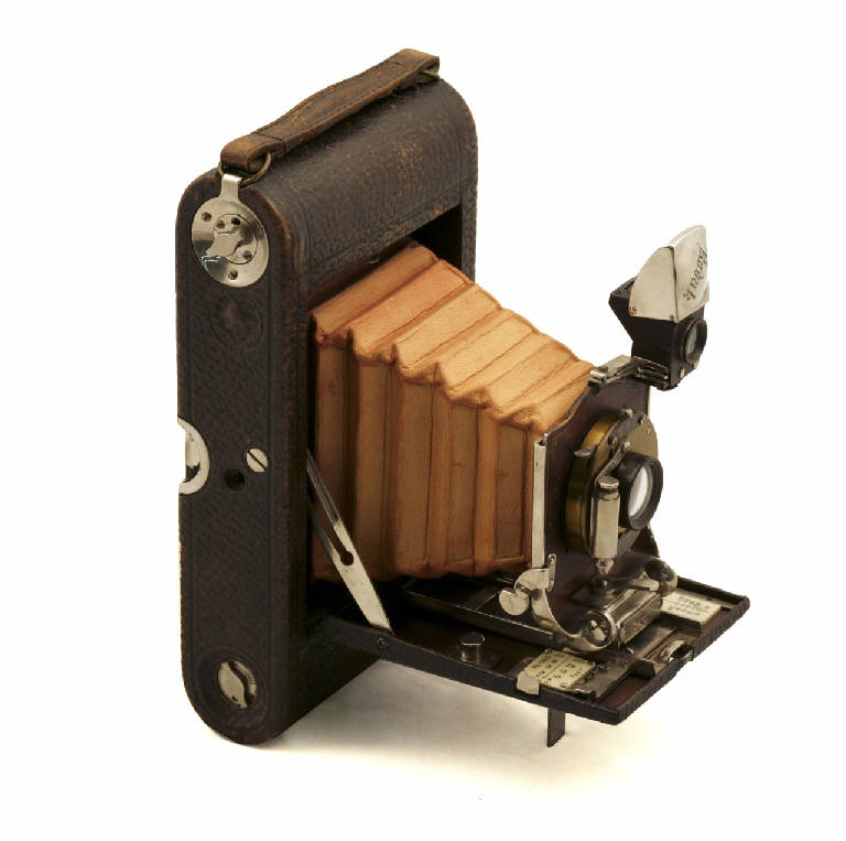 No. 3 Folding Pocket Kodak Camera (apparecchio fotografico, pieghevole, a soffietto, a pellicola in rullo 122) di Eastman Kodak Co, Bausch & Lomb Optical Co (sec. XX)