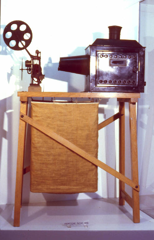 proiettore cinematografico, a manovella, per pellicole 35mm di Pathé Frères, Cinemeccanica S.p.a (sec. XX)