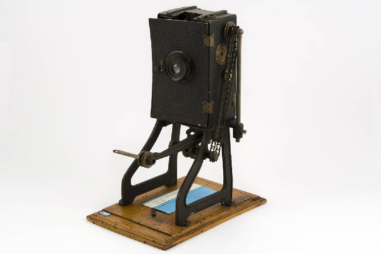 proiettore cinematografico, a manovella, per pellicole 35mm di Foto Vita (sec. XX)