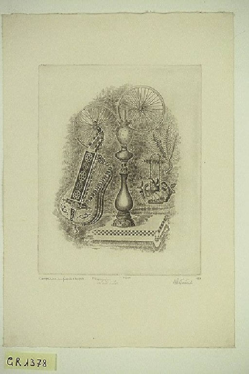 Composizione con ghironda e lampada, Lampada e strumento musicale (stampa) di Costantini Marco, Costantini Marco (terzo quarto sec. XX)