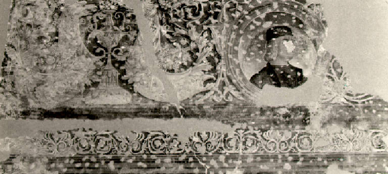 Fregio con tondo e ritratto, grifoni, vasi e volute vegetali (dipinto, opera isolata) - scuola bresciana (fine sec. XV)