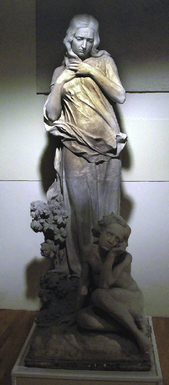Il dolore sul commercio, Figura femminile dolente con piccolo Mercurio (gruppo scultoreo, opera isolata) di Ricci Antonio (primo quarto sec. XX)