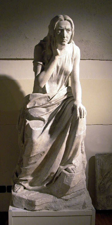Figura femminile seduta e dolente (statua, opera isolata) di Ricci Antonio (fine sec. XIX)