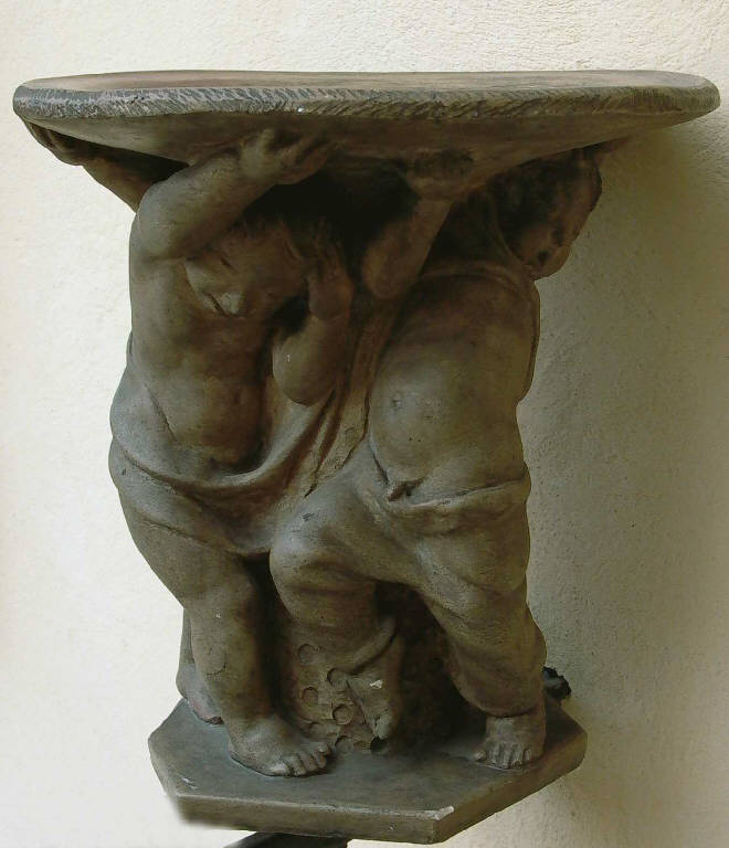 Tre putti danzanti reggono un vassoio (scultura, opera isolata) di Pelati Vittorio (ultimo quarto sec. XX)