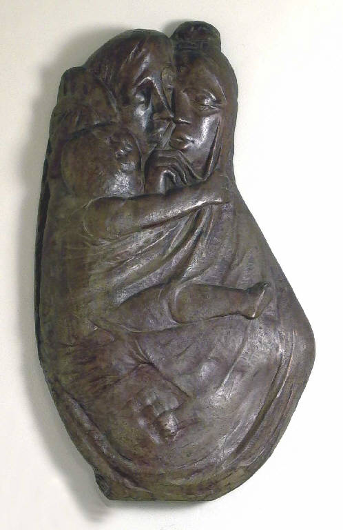Maternità, Mamma e papaà con bambino (scultura, opera isolata) di Pelati Vittorio (sec. XX)
