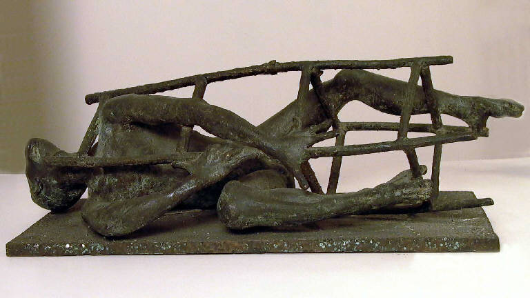L'ubriaco, Allegoria dell'alienazione con figura maschile sdraiata ed incastrata entro una gabbia (statua, opera isolata) di Pelati Vittorio (sec. XX)