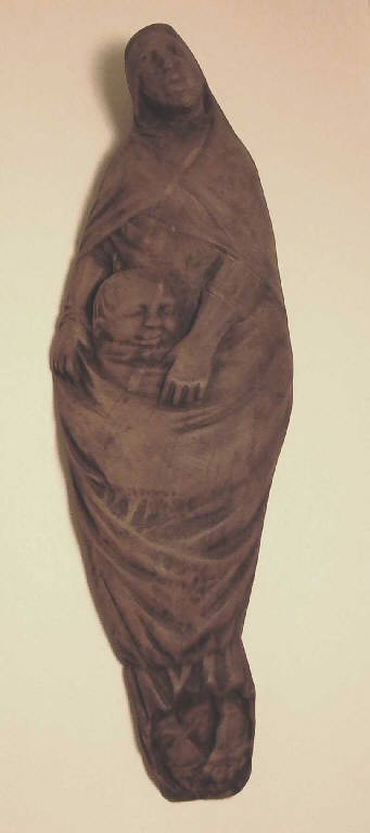 Maternità primitiva, Mamma con bambino in grembo (scultura, opera isolata) di Pelati Vittorio (sec. XX)