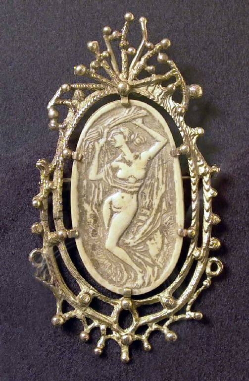 Figura femminile (gioiello, opera isolata) di Pelati Vittorio (sec. XX)