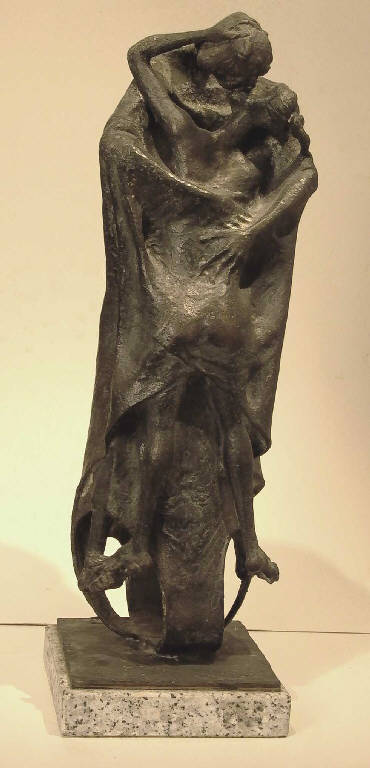 Primo bacio, Uomo e donna abbracciati (gruppo scultoreo, opera isolata) di Pelati Vittorio (sec. XX)