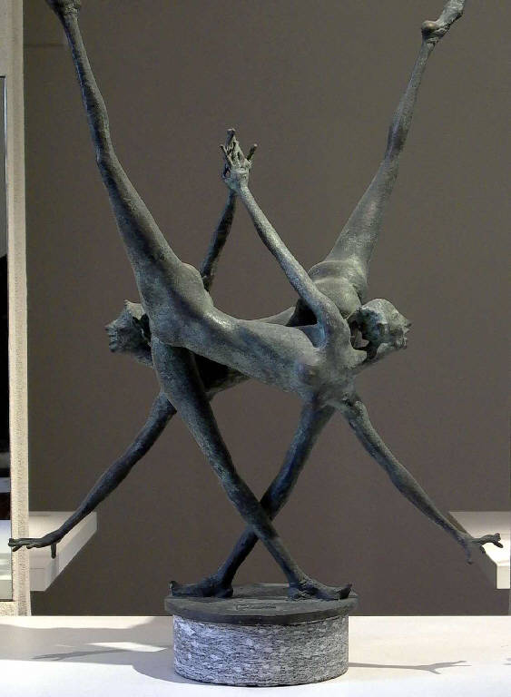 Danza, Due ballerine (gruppo scultoreo, opera isolata) di Pelati Vittorio (sec. XX)