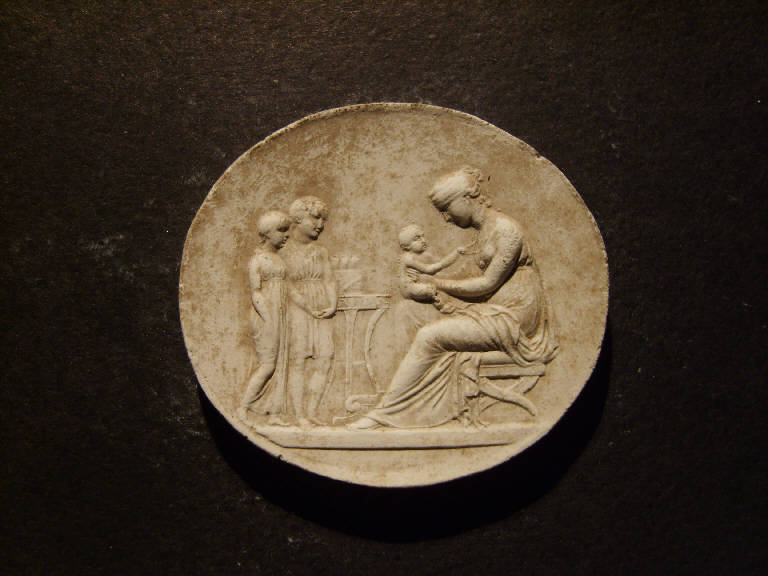 Scena mitologica di figura femminile che tiene in braccio un bambino neonato alla presenza di due fanciulli (calco, opera isolata) - ambito italiano (prima metà sec. XIX)