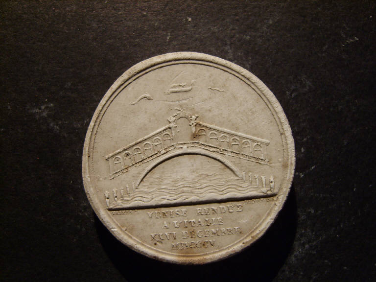 Medaglia commemorativa della restituzione di Venezia all'Italia, Ponte di Rialto a Venezia (calco, opera isolata) - ambito italiano (prima metà sec. XIX)