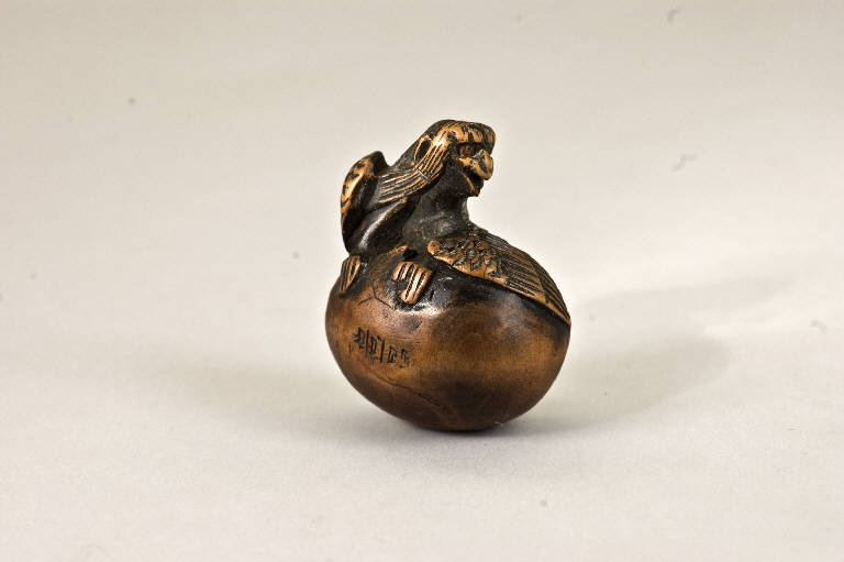 Karasu-tengu che esce dall'uovo, Animale e uovo (scultura, opera isolata) di Toyomasa (bottega) (prima metà sec. XIX)