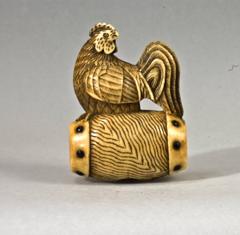 Gallo su tamburo, Animale e strumento musicale (scultura, opera isolata) - ambito giapponese (inizio sec. XIX)