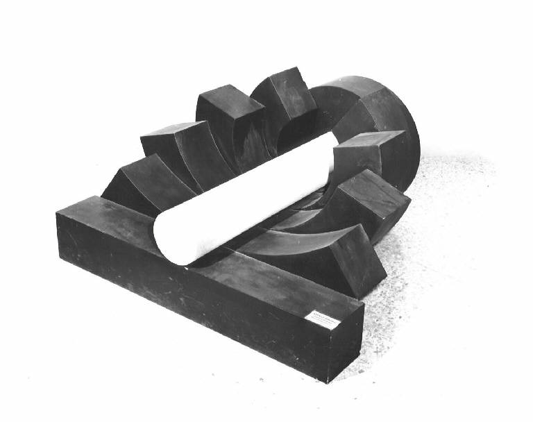 Sviluppo di un cilindro 46, Cilindro bianco in struttura nera (scultura, opera isolata) di Morandini Marcello (seconda metà sec. XX)