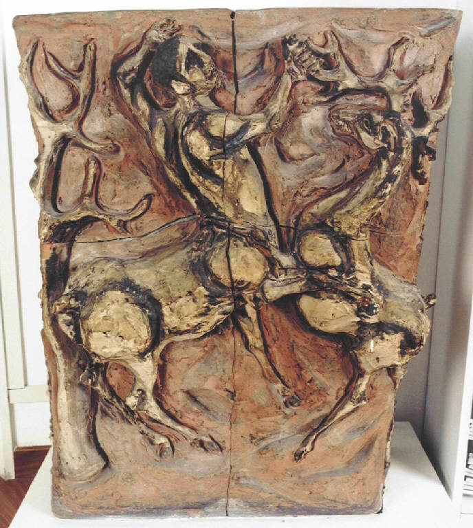 Lotta tra centauro e cervo (scultura - LATERALE DI CAMINO SINISTRO, opera isolata) di Fabbri Agenore (metà sec. XX)