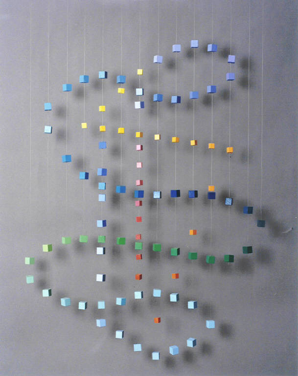 Aerocubi, Composizione di cubi policromi appesi a fili (scultura, opera isolata) di Presta Salvador (fine sec. XX)