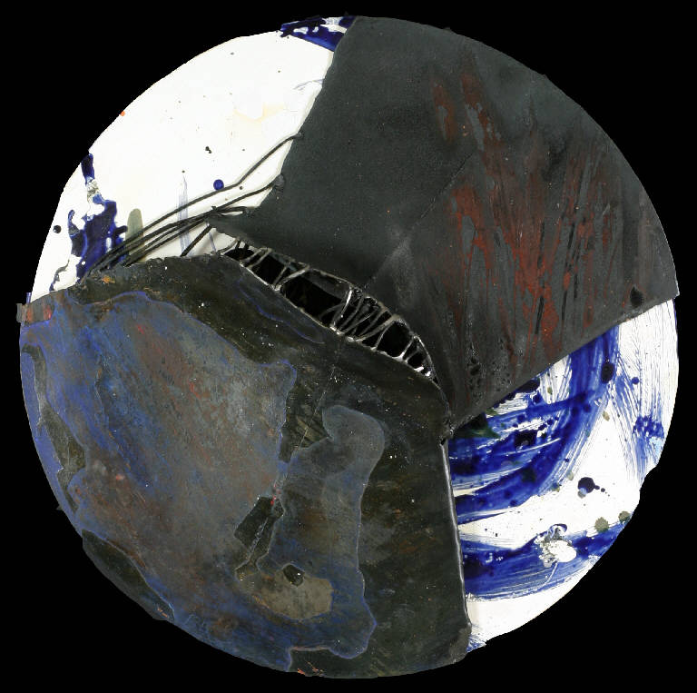 Grido silenzioso, Composizione con elemento metallico (tondo, opera isolata) di Buttarelli Brunivo (inizio sec. XXI)