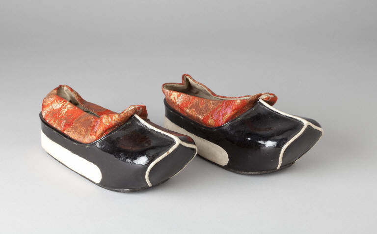 Motivi decorativi vegetali (scarpa, paio) - manifattura giapponese (sec. XIX)